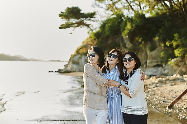 포토 JPG 주간 나무 여자 바다 40대 중년 안기 서기 웃음 상반신 해변 야외 앞모습 옆모습 아웃포커스 세명 친구 선글라스 우정 한국인 동창 중년여자만 국내포토 자연요소 식물 안경 뷰포인트 관계 모션 촬영기법 표정 사람 동양인 성인 여자만 중년만 파일형식 잡화 인종 성인만