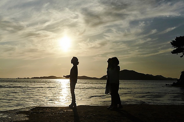포토 JPG 주간 전신 여자 실루엣 바다 40대 중년 서기 해변 야외 옆모습 세명 친구 태양 일몰 우정 한국인 역광 동창 중년여자만 국내포토 자연요소 뷰포인트 관계 모션 촬영기법 사람 동양인 성인 노을 여자만 중년만 파일형식