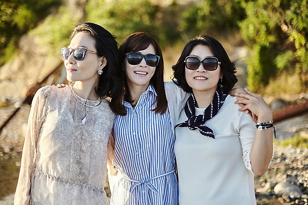 포토 JPG 주간 여자 바다 40대 중년 어깨동무 서기 미소 상반신 해변 야외 앞모습 아웃포커스 세명 친구 선글라스 우정 한국인 동창 중년여자만 국내포토 자연요소 안경 뷰포인트 포즈 관계 모션 촬영기법 표정 사람 동양인 성인 여자만 중년만 파일형식 잡화 인종 성인만