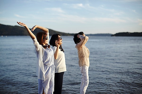 포토 JPG 주간 응시 여자 바다 40대 중년 서기 웃음 상반신 해변 야외 옆모습 아웃포커스 세명 친구 선글라스 손들기 우정 한국인 동창 중년여자만 국내포토 자연요소 시선 안경 뷰포인트 관계 모션 촬영기법 표정 사람 동양인 성인 여자만 중년만 파일형식