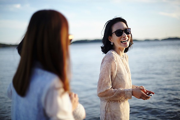 포토 JPG 주간 여자 바다 40대 중년 서기 웃음 상반신 해변 야외 두명 옆모습 아웃포커스 친구 선글라스 우정 한국인 동창 중년여자만 국내포토 자연요소 안경 뷰포인트 관계 모션 촬영기법 표정 사람 동양인 성인 여자만 중년만 파일형식