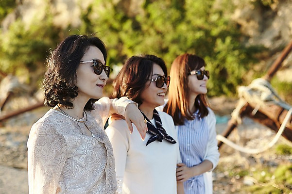 포토 JPG 주간 나무 응시 여자 바다 40대 중년 어깨동무 서기 웃음 상반신 해변 야외 옆모습 아웃포커스 세명 친구 선글라스 우정 한국인 동창 중년여자만 국내포토 자연요소 식물 시선 안경 뷰포인트 포즈 관계 모션 촬영기법 표정 사람 동양인 성인 여자만 중년만 파일형식