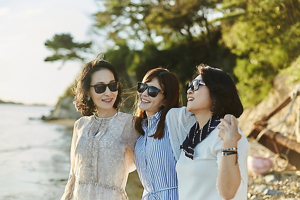 포토 JPG 주간 나무 응시 여자 바다 40대 중년 어깨동무 서기 웃음 상반신 해변 야외 앞모습 옆모습 아웃포커스 세명 친구 선글라스 우정 한국인 동창 중년여자만 국내포토 자연요소 식물 시선 안경 뷰포인트 포즈 관계 모션 촬영기법 표정 사람 동양인 성인 여자만 중년만 파일형식