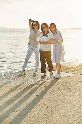 포토 JPG 주간 전신 여자 바다 40대 중년 그림자 서기 미소 해변 야외 앞모습 아웃포커스 세명 친구 우정 한국인 동창 중년여자만 국내포토 자연요소 뷰포인트 관계 모션 촬영기법 표정 사람 동양인 성인 여자만 중년만 파일형식