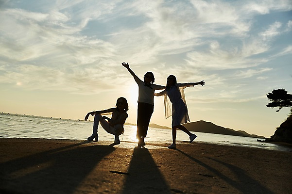 포토 JPG 주간 전신 여자 실루엣 바다 40대 중년 포즈 하늘 그림자 서기 앉기 해변 야외 앞모습 세명 친구 일몰 우정 한국인 역광 동창 중년여자만 국내포토 자연요소 뷰포인트 관계 모션 촬영기법 사람 동양인 성인 노을 여자만 중년만 파일형식