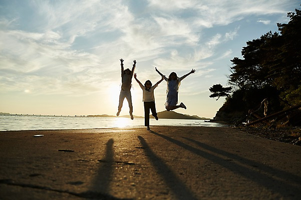 포토 JPG 주간 전신 나무 여자 실루엣 바다 40대 중년 포즈 하늘 그림자 해변 야외 앞모습 세명 친구 점프 일몰 우정 한국인 역광 동창 중년여자만 국내포토 자연요소 식물 뷰포인트 관계 모션 촬영기법 사람 동양인 성인 노을 여자만 중년만 파일형식