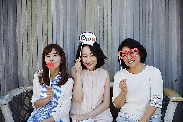 포토 JPG 주간 여자 40대 중년 말풍선 의자 미소 들기 앉기 상반신 야외 앞모습 세명 친구 우정 팻말 한국인 동창 중년여자만 국내포토 자연요소 뷰포인트 가구 관계 모션 프레임 표정 사람 동양인 성인 여자만 중년만 파일형식