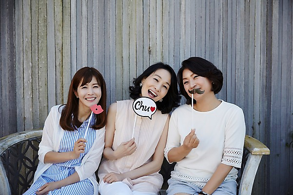 포토 JPG 주간 여자 40대 중년 말풍선 의자 웃음 들기 앉기 상반신 야외 앞모습 세명 친구 우정 팻말 한국인 동창 중년여자만 국내포토 자연요소 뷰포인트 가구 관계 모션 프레임 표정 사람 동양인 성인 여자만 중년만 파일형식