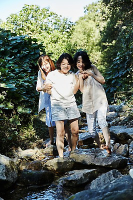 포토 JPG 주간 전신 나무 응시 여자 40대 중년 서기 웃음 야외 앞모습 세명 친구 계곡 손잡기 우정 한국인 바위 숲속 동창 중년여자만 국내포토 자연요소 식물 시선 뷰포인트 관계 모션 표정 사람 동양인 성인 숲 여자만 중년만 파일형식