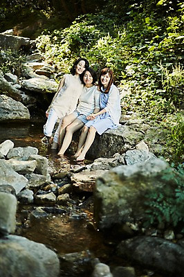 포토 JPG 주간 전신 나무 여자 40대 중년 웃음 앉기 야외 앞모습 세명 친구 계곡 우정 한국인 바위 숲속 동창 중년여자만 국내포토 자연요소 식물 뷰포인트 관계 모션 표정 사람 동양인 성인 숲 여자만 중년만 파일형식 인종 성인만