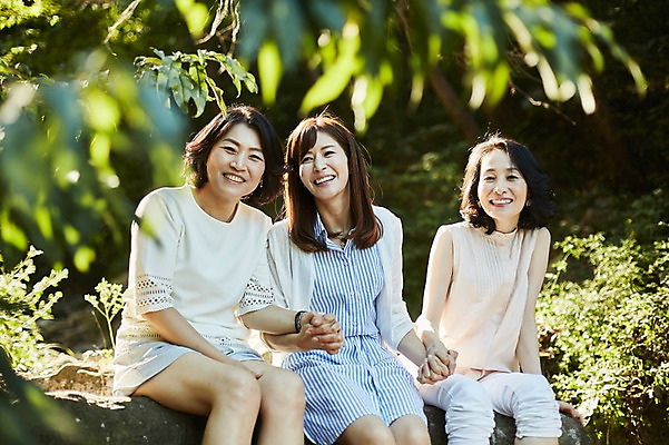 포토 JPG 주간 나무 여자 40대 중년 웃음 앉기 상반신 야외 앞모습 아웃포커스 세명 친구 계곡 손잡기 우정 한국인 숲속 동창 중년여자만 국내포토 자연요소 식물 뷰포인트 관계 모션 촬영기법 표정 사람 동양인 성인 숲 여자만 중년만 파일형식