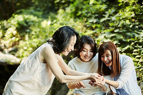 포토 JPG 주간 나무 응시 여자 40대 중년 장난 서기 웃음 앉기 손짓 상반신 야외 앞모습 옆모습 아웃포커스 세명 친구 계곡 우정 한국인 동창 중년여자만 국내포토 자연요소 식물 시선 뷰포인트 관계 모션 촬영기법 표정 사람 동양인 성인 여자만 중년만 파일형식