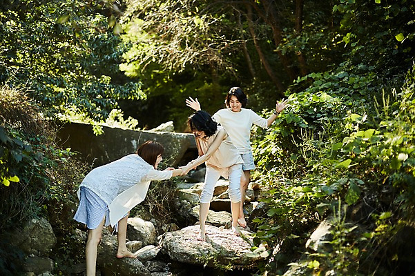 포토 JPG 주간 전신 나무 여자 40대 중년 장난 서기 웃음 야외 앞모습 옆모습 세명 친구 계곡 손잡기 우정 한국인 바위 숲속 즐거움 동창 중년여자만 국내포토 자연요소 식물 감정 뷰포인트 관계 모션 표정 사람 동양인 성인 돌_바위 숲 여자만 중년만 파일형식