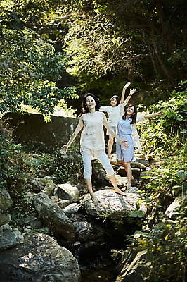 포토 JPG 주간 전신 나무 여자 40대 중년 서기 웃음 야외 앞모습 세명 친구 손들기 계곡 우정 한국인 바위 숲속 동창 중년여자만 국내포토 자연요소 식물 뷰포인트 관계 모션 표정 사람 동양인 성인 돌_바위 숲 여자만 중년만 파일형식