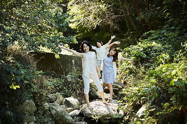 포토 JPG 주간 전신 나무 여자 40대 중년 서기 웃음 야외 앞모습 세명 친구 손들기 계곡 우정 한국인 바위 숲속 동창 중년여자만 국내포토 자연요소 식물 뷰포인트 관계 모션 표정 사람 동양인 성인 돌_바위 숲 여자만 중년만 파일형식
