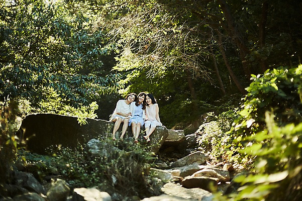 포토 JPG 주간 전신 나무 여자 40대 중년 웃음 앉기 야외 앞모습 세명 친구 팔짱 계곡 우정 한국인 바위 숲속 동창 중년여자만 국내포토 자연요소 식물 뷰포인트 관계 모션 표정 사람 동양인 성인 돌_바위 숲 여자만 중년만 파일형식