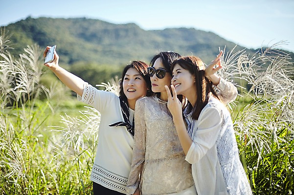 포토 JPG 주간 여자 40대 중년 갈대 서기 들기 상반신 야외 앞모습 옆모습 아웃포커스 세명 친구 스마트폰 선글라스 사진촬영 우정 한국인 셀프카메라 동창 중년여자만 국내포토 자연요소 식물 안경 뷰포인트 관계 모션 촬영기법 사람 동양인 성인 핸드폰 스마트기기 촬영 여자만 중년만 파일형식