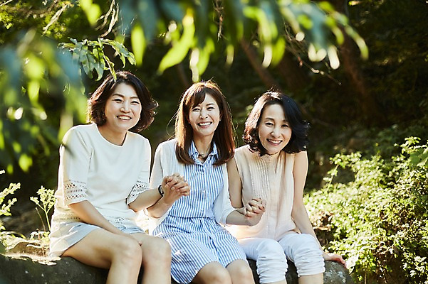 포토 JPG 주간 나무 여자 40대 중년 웃음 앉기 상반신 야외 앞모습 아웃포커스 세명 친구 계곡 손잡기 우정 한국인 바위 숲속 동창 중년여자만 국내포토 자연요소 식물 뷰포인트 관계 모션 촬영기법 표정 사람 동양인 성인 돌_바위 숲 여자만 중년만 파일형식