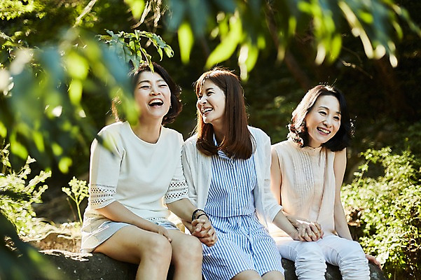 포토 JPG 주간 나무 응시 여자 40대 중년 웃음 앉기 상반신 야외 앞모습 아웃포커스 세명 친구 계곡 손잡기 우정 한국인 바위 숲속 즐거움 동창 중년여자만 국내포토 자연요소 식물 시선 감정 뷰포인트 관계 모션 촬영기법 표정 사람 동양인 성인 돌_바위 숲 여자만 중년만 파일형식