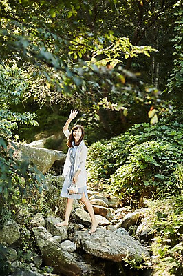 포토 JPG 주간 전신 나무 여자 40대 중년 한명 서기 웃음 야외 옆모습 계곡 한국인 바위 인사 숲 중년여자한명만 국내포토 자연요소 식물 1 뷰포인트 모션 표정 사람 동양인 성인 예절 여자한명만 중년여자만 파일형식 인종 여자만 중년만 성인만