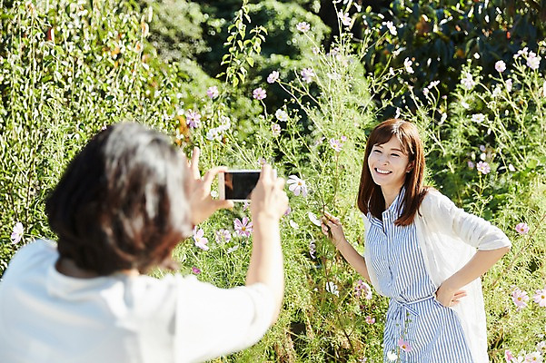 포토 JPG 주간 응시 여자 40대 중년 서기 웃음 들기 상반신 야외 두명 앞모습 뒷모습 아웃포커스 친구 스마트폰 사진촬영 우정 한국인 코스모스 동창 중년여자만 국내포토 자연요소 시선 꽃 뷰포인트 관계 모션 촬영기법 표정 사람 동양인 성인 핸드폰 스마트기기 촬영 여자만 중년만 파일형식