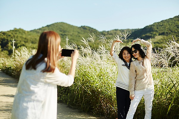 포토 JPG 주간 응시 여자 40대 중년 포즈 산 갈대 서기 미소 상반신 야외 앞모습 뒷모습 아웃포커스 세명 친구 스마트폰 선글라스 사진촬영 우정 한국인 손하트 동창 중년여자만 국내포토 자연요소 식물 시선 안경 뷰포인트 관계 모션 촬영기법 표정 사람 동양인 손짓 성인 핸드폰 스마트기기 촬영 여자만 중년만 파일형식