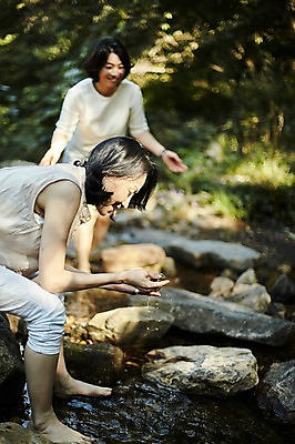 포토 JPG 주간 전신 나무 응시 여자 40대 중년 장난 서기 미소 앉기 야외 두명 앞모습 옆모습 아웃포커스 친구 계곡 우정 한국인 바위 동창 중년여자만 국내포토 자연요소 식물 시선 뷰포인트 관계 모션 촬영기법 표정 사람 동양인 성인 돌_바위 여자만 중년만 파일형식