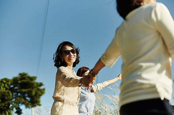 포토 JPG 주간 응시 여자 로우앵글 40대 중년 하늘 서기 웃음 상반신 야외 옆모습 뒷모습 아웃포커스 세명 친구 선글라스 손잡기 우정 한국인 동창 중년여자만 국내포토 자연요소 시선 안경 뷰포인트 관계 모션 촬영기법 표정 사람 동양인 성인 여자만 중년만 파일형식