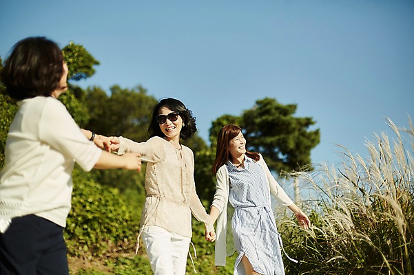 포토 JPG 주간 나무 여자 40대 중년 하늘 갈대 서기 웃음 상반신 야외 앞모습 옆모습 아웃포커스 세명 친구 선글라스 손잡기 우정 한국인 즐거움 동창 중년여자만 국내포토 자연요소 식물 감정 안경 뷰포인트 관계 모션 촬영기법 표정 사람 동양인 성인 여자만 중년만 파일형식