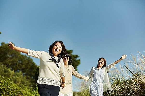 포토 JPG 주간 나무 여자 40대 중년 하늘 팔벌리기 갈대 서기 웃음 상반신 야외 앞모습 아웃포커스 세명 친구 손잡기 우정 한국인 즐거움 동창 중년여자만 국내포토 자연요소 식물 감정 뷰포인트 관계 모션 촬영기법 표정 사람 동양인 성인 여자만 중년만 파일형식
