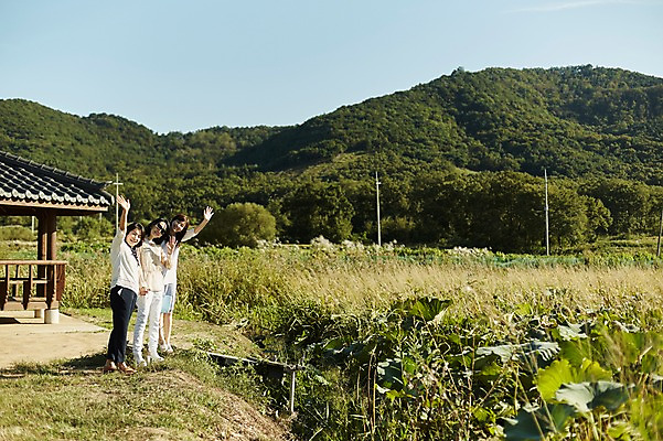 포토 JPG 주간 전신 여자 40대 중년 연꽃 갈대 서기 야외 옆모습 세명 친구 선글라스 손잡기 우정 한국인 인사 숲 손인사 동창 중년여자만 국내포토 자연요소 식물 꽃 안경 뷰포인트 관계 모션 사람 동양인 성인 예절 여자만 중년만 파일형식