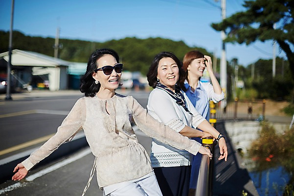 포토 JPG 주간 나무 여자 도로 40대 중년 난간 거리 서기 웃음 상반신 야외 건물 앞모습 옆모습 아웃포커스 세명 친구 선글라스 기댐 우정 한국인 동창 중년여자만 국내포토 자연요소 식물 건축물 안경 길 뷰포인트 관계 교통시설 모션 촬영기법 표정 사람 동양인 성인 여자만 중년만 파일형식