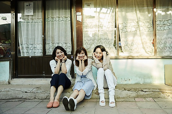 포토 JPG 주간 전신 여자 40대 중년 거리 웃음 앉기 야외 건물 앞모습 세명 친구 문 턱괴기 우정 한국인 커튼 골목길 동창 중년여자만 국내포토 자연요소 건축물 길 뷰포인트 관계 모션 표정 사람 동양인 성인 여자만 중년만 파일형식