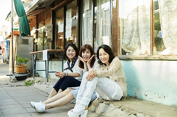 포토 JPG 주간 전신 여자 40대 중년 창문 거리 웃음 앉기 야외 건물 옆모습 아웃포커스 세명 친구 우정 한국인 골목길 동창 중년여자만 국내포토 자연요소 건축물 길 뷰포인트 관계 모션 촬영기법 표정 사람 동양인 성인 여자만 중년만 파일형식