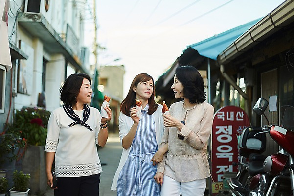 포토 JPG 주간 응시 여자 40대 중년 디저트 거리 간판 웃음 상반신 야외 건물 앞모습 아웃포커스 세명 친구 걷기 팔짱 우정 한국인 오토바이 골목길 먹기 꽈배기 동창 중년여자만 국내포토 자연요소 건축물 시선 길 음식 뷰포인트 관계 모션 촬영기법 표정 사람 동양인 성인 바이크 여자만 중년만 파일형식