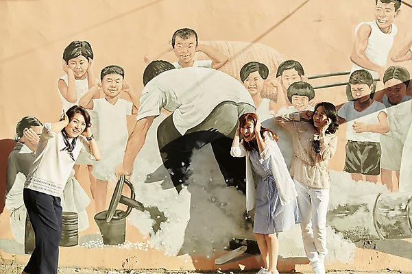 포토 JPG 주간 여자 40대 중년 서기 웃음 상반신 야외 앞모습 옆모습 세명 친구 우정 한국인 귀막기 즐거움 벽화 기념촬영 동창 뻥튀기 중년여자만 국내포토 자연요소 감정 뷰포인트 관계 모션 표정 사람 동양인 손짓 성인 과자 사진촬영 그림 여자만 중년만 파일형식