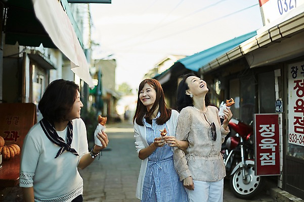 포토 JPG 주간 응시 여자 40대 중년 디저트 거리 간판 서기 웃음 상반신 야외 건물 앞모습 아웃포커스 세명 친구 우정 한국인 골목길 먹기 즐거움 꽈배기 동창 중년여자만 국내포토 자연요소 건축물 시선 감정 길 음식 뷰포인트 관계 모션 촬영기법 표정 사람 동양인 성인 여자만 중년만 파일형식 건축 인종 성인만