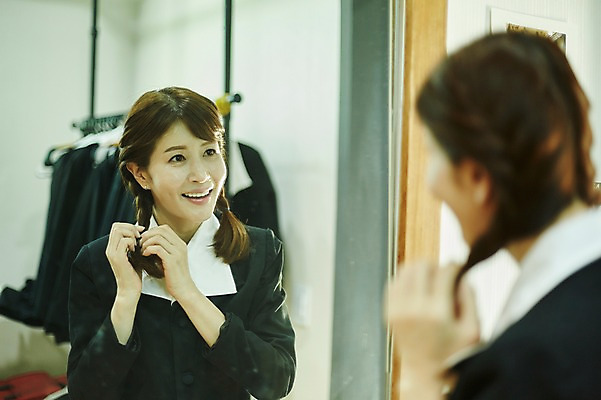 포토 JPG 스튜디오촬영 여자 교복 40대 중년 양갈래머리 실내 한명 서기 상반신 옆모습 아웃포커스 친구 거울 한국인 추억 복고 머리손질 동창 중년여자한명만 국내포토 1 헤어스타일 옷 뷰포인트 컨셉 관계 모션 촬영기법 사람 동양인 성인 내부 뷰티 여자한명만 중년여자만 파일형식