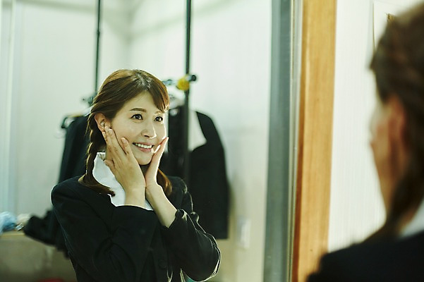 포토 JPG 스튜디오촬영 여자 교복 40대 중년 양갈래머리 실내 한명 서기 상반신 옆모습 아웃포커스 친구 거울 한국인 추억 복고 머리손질 동창 중년여자한명만 국내포토 1 헤어스타일 옷 뷰포인트 컨셉 관계 모션 촬영기법 사람 동양인 성인 내부 뷰티 여자한명만 중년여자만 파일형식