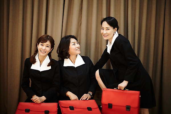 포토 JPG 여자 교복 40대 중년 포즈 가방 책가방 실내 서기 미소 들기 앉기 상반신 앞모습 옆모습 세명 친구 우정 한국인 추억 복고 기념촬영 동창 중년여자만 국내포토 잡화 옷 뷰포인트 컨셉 관계 모션 표정 사람 동양인 성인 내부 사진촬영 여자만 중년만 파일형식