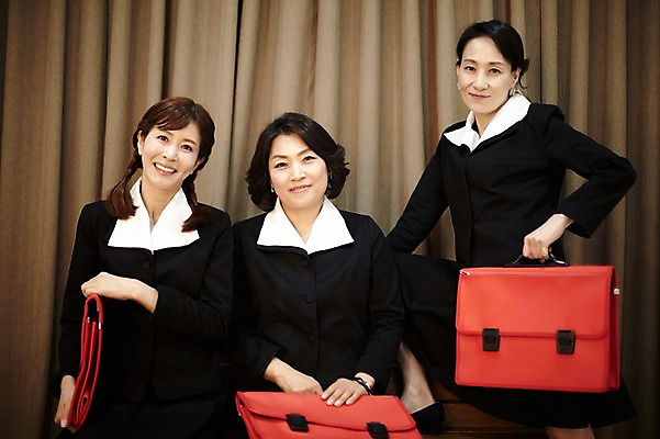 포토 JPG 여자 교복 40대 중년 포즈 가방 책가방 실내 서기 미소 들기 앉기 상반신 앞모습 옆모습 세명 친구 우정 한국인 추억 복고 기념촬영 동창 중년여자만 국내포토 잡화 옷 뷰포인트 컨셉 관계 모션 표정 사람 동양인 성인 내부 사진촬영 여자만 중년만 파일형식