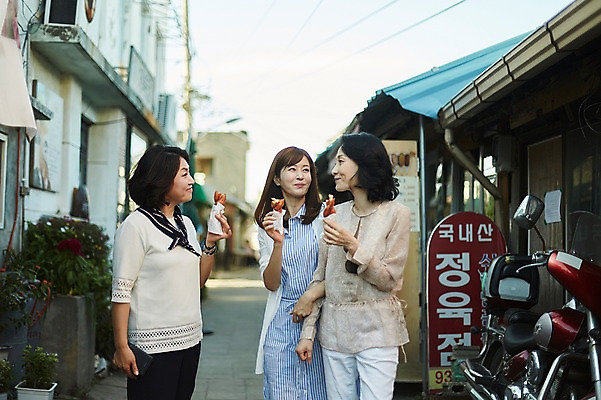 포토 JPG 주간 응시 여자 40대 중년 디저트 거리 간판 미소 들기 상반신 야외 건물 앞모습 아웃포커스 세명 친구 우정 한국인 골목길 먹기 꽈배기 동창 중년여자만 국내포토 자연요소 건축물 시선 길 음식 뷰포인트 관계 모션 촬영기법 표정 사람 동양인 성인 여자만 중년만 파일형식