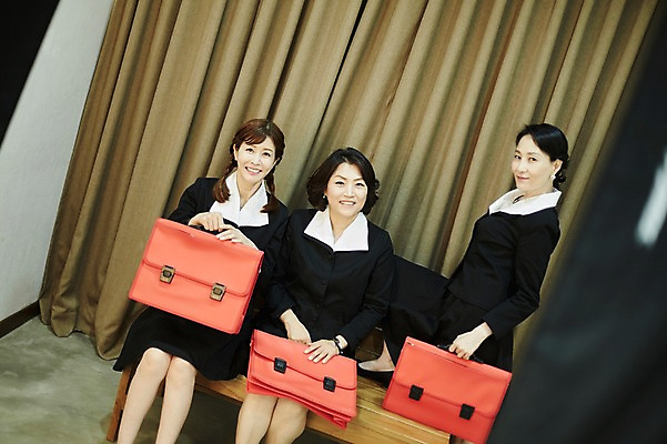 포토 JPG 여자 교복 40대 중년 포즈 가방 책가방 실내 서기 미소 들기 앉기 상반신 앞모습 옆모습 아웃포커스 세명 친구 우정 한국인 추억 복고 기념촬영 동창 중년여자만 국내포토 잡화 옷 뷰포인트 컨셉 관계 모션 촬영기법 표정 사람 동양인 성인 내부 사진촬영 여자만 중년만 파일형식