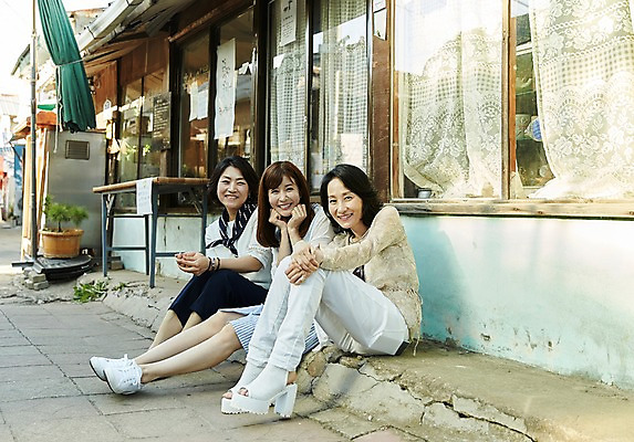 포토 JPG 주간 전신 여자 40대 중년 창문 거리 미소 앉기 야외 건물 옆모습 세명 친구 문 우정 한국인 골목길 동창 중년여자만 국내포토 자연요소 건축물 길 뷰포인트 관계 모션 표정 사람 동양인 성인 여자만 중년만 파일형식