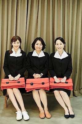 포토 JPG 주간 전신 여자 교복 40대 중년 가방 책가방 실내 미소 앉기 앞모습 세명 친구 사진촬영 우정 한국인 추억 복고 기념사진 동창 중년여자만 단체사진 국내포토 자연요소 잡화 옷 뷰포인트 컨셉 관계 모션 표정 사람 동양인 성인 내부 촬영 여자만 중년만 파일형식