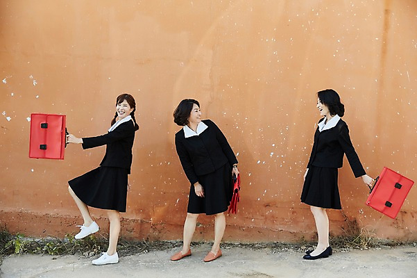 포토 JPG 주간 전신 응시 여자 교복 벽 40대 중년 가방 책가방 서기 웃음 들기 야외 앞모습 옆모습 세명 친구 우정 한국인 추억 복고 동창 중년여자만 국내포토 자연요소 시선 잡화 옷 뷰포인트 컨셉 관계 모션 표정 사람 동양인 성인 여자만 중년만 파일형식