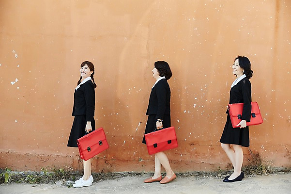 포토 JPG 주간 전신 여자 교복 벽 40대 중년 가방 책가방 서기 웃음 들기 야외 옆모습 세명 친구 우정 한국인 추억 복고 동창 중년여자만 국내포토 자연요소 잡화 옷 뷰포인트 컨셉 관계 모션 표정 사람 동양인 성인 여자만 중년만 파일형식