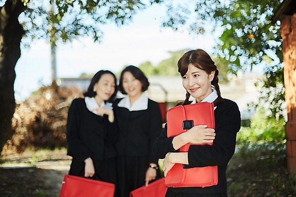 포토 JPG 주간 나무 응시 여자 교복 40대 중년 가방 책가방 서기 미소 들기 상반신 야외 앞모습 아웃포커스 세명 친구 우정 한국인 추억 수줍음 복고 설레임 동창 중년여자만 국내포토 자연요소 식물 시선 잡화 옷 감정 뷰포인트 컨셉 관계 모션 촬영기법 표정 사람 동양인 성인 여자만 중년만 파일형식 인종 성인만