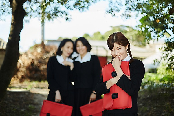 포토 JPG 주간 나무 응시 여자 교복 40대 중년 가방 책가방 서기 미소 들기 상반신 야외 앞모습 아웃포커스 세명 친구 우정 한국인 추억 수줍음 복고 설레임 동창 중년여자만 국내포토 자연요소 식물 시선 잡화 옷 감정 뷰포인트 컨셉 관계 모션 촬영기법 표정 사람 동양인 성인 여자만 중년만 파일형식