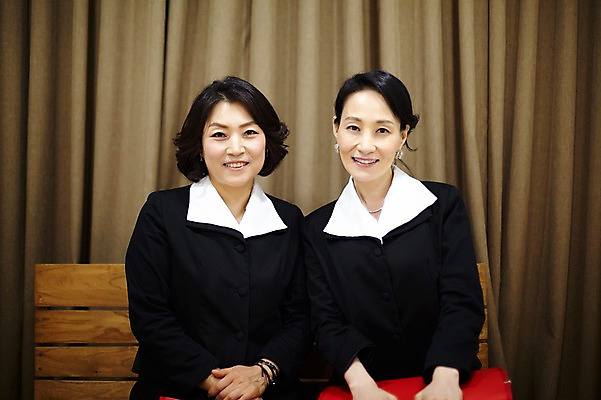 포토 JPG 여자 교복 40대 중년 실내 미소 앉기 상반신 두명 앞모습 친구 사진촬영 우정 한국인 추억 복고 동창 중년여자만 국내포토 옷 뷰포인트 컨셉 관계 모션 표정 사람 동양인 성인 내부 촬영 여자만 중년만 파일형식